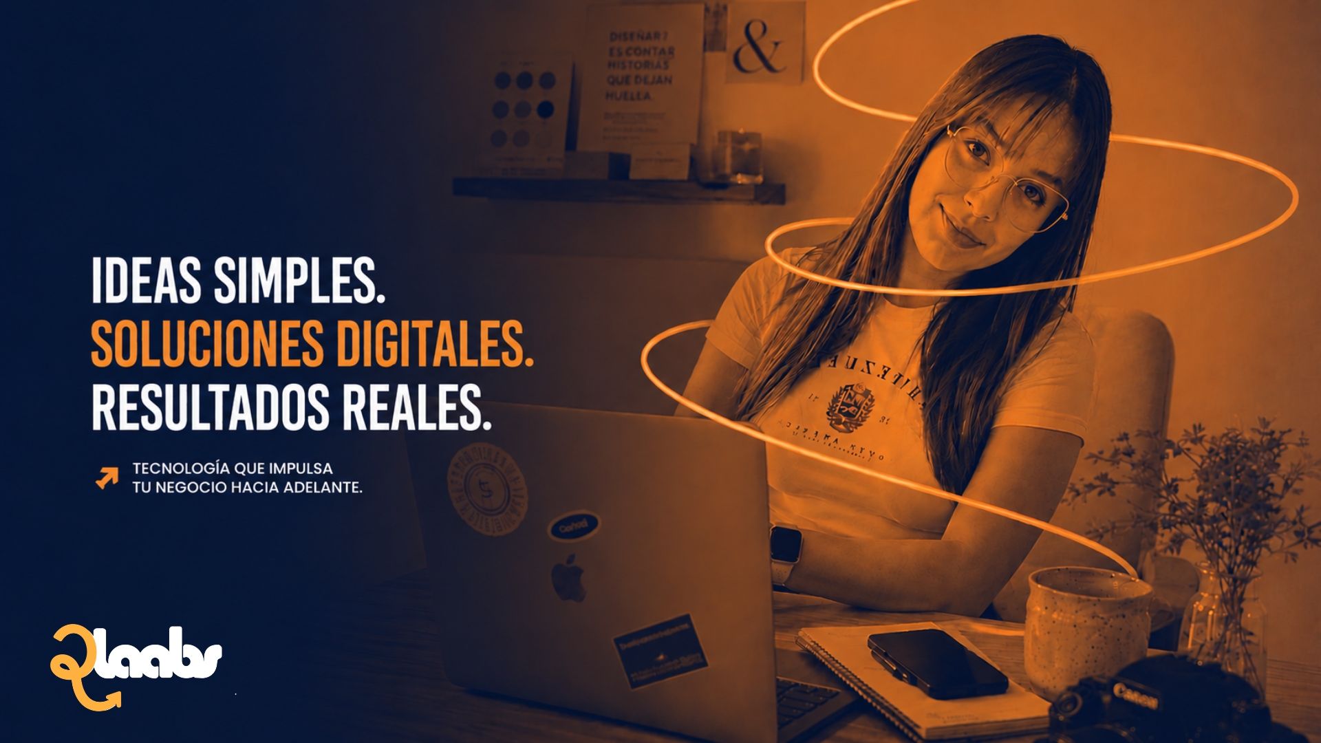 Pieza para redes de 2laabs: «Ideas simples. Soluciones digitales. Resultados reales.» con retrato en duotono naranja
