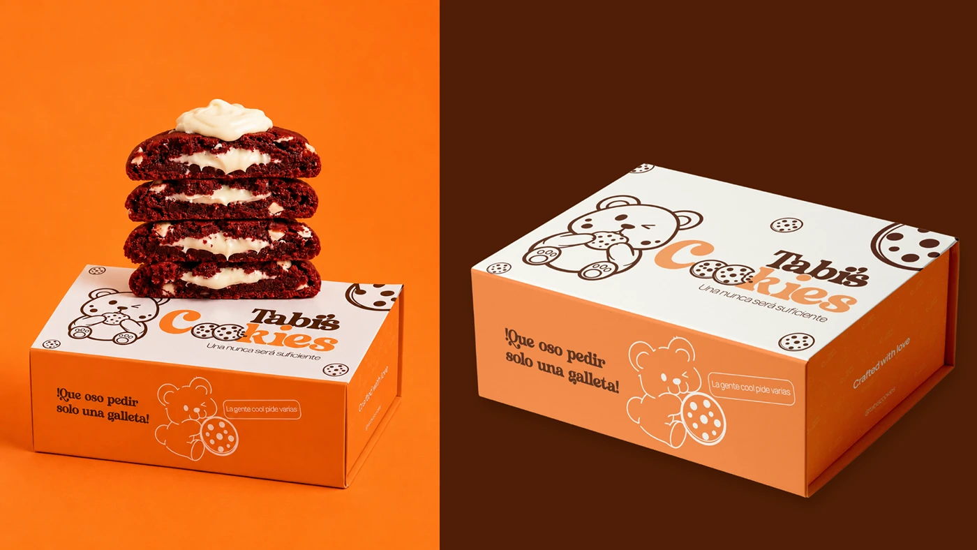 Caja de delivery de Tabi's Cookies en naranja y blanco con el osito de marca y el lema «¡Que oso pedir solo una galleta!»